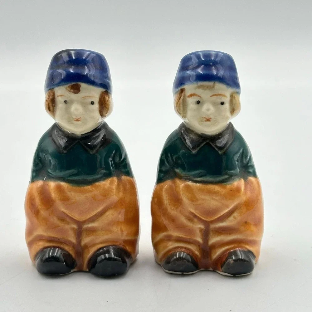 SP115-vintage Dutch boys, salt and pepper shakers‎